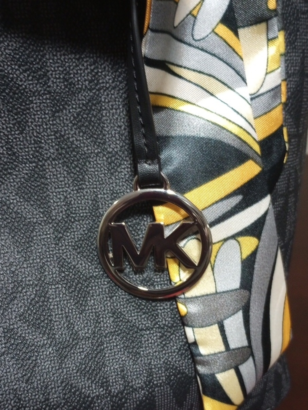 New Michael Kors Signature Tote - Picture 16 of 16